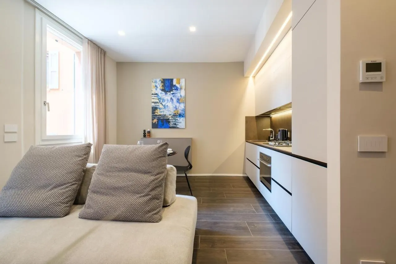 Golden Suite By Studio Vita Bolonia 0*,